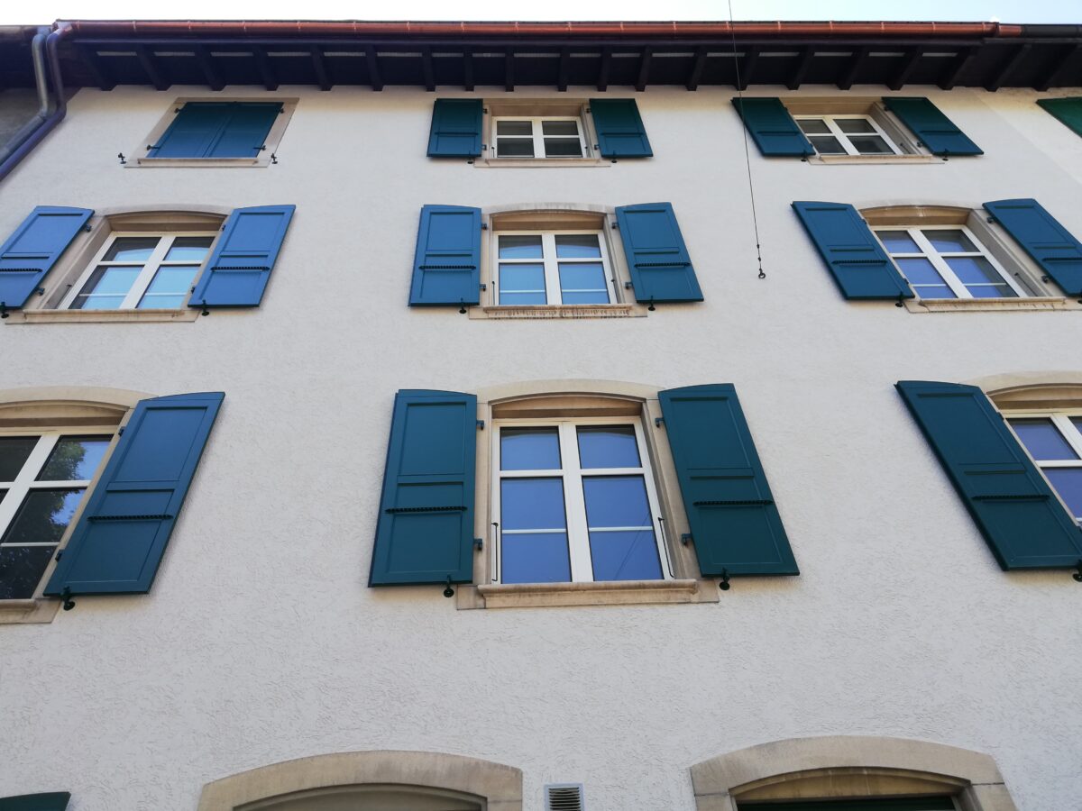 Klappladen mit Rundbogen Textile Beschattungen