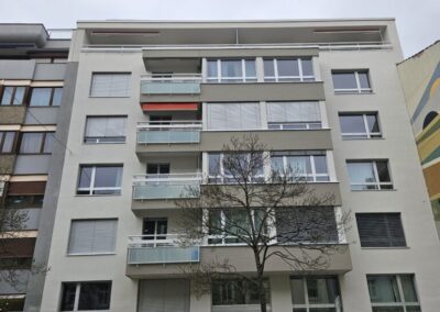 Kassettenstoren und Senkrechtstoren an eigner Stahlkonstruktion.