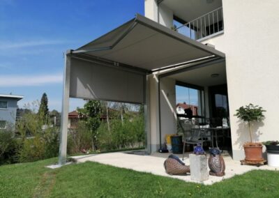 Kassettenstoren und Senkrechtstoren an eigner Stahlkonstruktion.